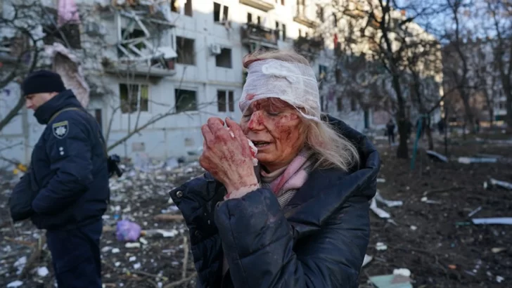 Quién es la profesora ucraniana que se convirtió en la primera imagen de la guerra Quién es la profesora ucraniana que se convirtió en la primera imagen de la guerra