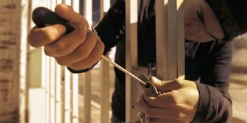 Roban más de 65 mil dólares y 100 mil pesos a una pareja de ancianos Roban más de 65 mil dólares y 100 mil pesos a una pareja de ancianos