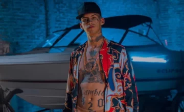 Tras ser detenido por disturbios, el cantante de “L-Gante” apuntó con insultos contra la policía