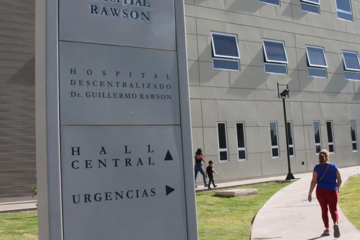 Llegó al hospital herido y contó que lo golpearon hasta con una botella para robarle