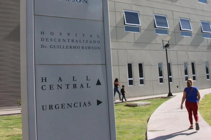 Colocaba un aire acondicionado en su casa y cayó de la escalera: está delicado