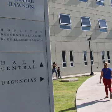 Se salvó de milagro luego de recibir una descarga y arrojarlo desde el techo al suelo Se salvó de milagro luego de recibir una descarga y arrojarlo desde el techo al suelo