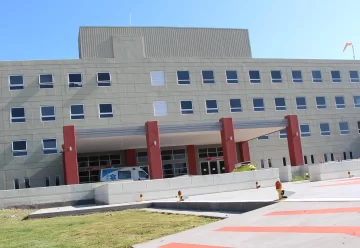 Buscan a los familiares de un internado en el Hospital Rawson