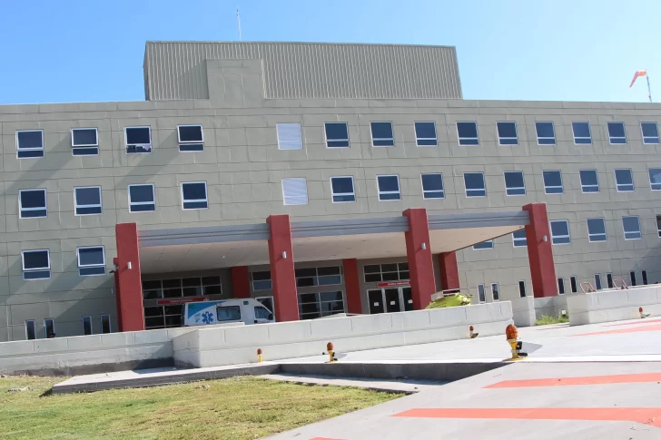 Cayó de un camión en movimiento y sufrió golpes en la cabeza y la espalda