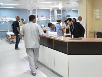 Un joven cayó de su moto y golpeó su cabeza con violencia: está muy grave