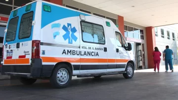 Se le atravesó un perro, lo atropelló con la moto y se fracturó la rodilla