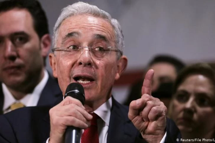 En su primer día de detención domiciliaria, Uribe dio positivo en coronavirus