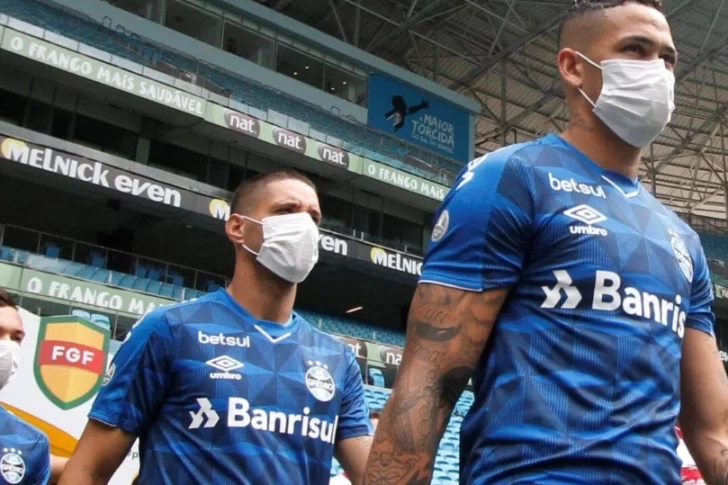 Prohibido escupir, besar la pelota y cambiar camisetas: el nuevo reglamento de Conmebol