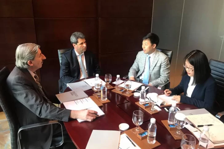 En China, el gobernador  se reunió con ejecutivos dedicados a la construcción y las energías alternativas