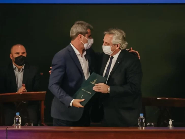 Fernández: “En este primer semestre se entregarán las primeras casas a víctimas del terremoto” Fernández: “En este primer semestre se entregarán las primeras casas a víctimas del terremoto”