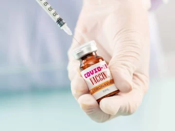 La vacuna de Oxford estará disponible en Argentina para el próximo abril