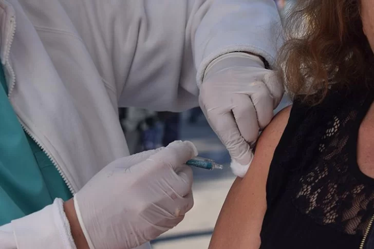 Según un informe, no hace falta esperar 15 días par aplicarse las vacunas contra covid y gripe