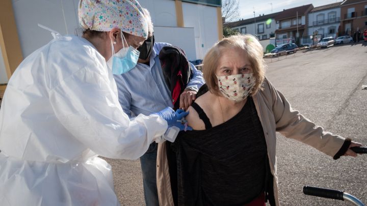 Variante Delta: evalúan acelerar la aplicación de las segundas dosis en mayores de 60 años Variante Delta: evalúan acelerar la aplicación de las segundas dosis en mayores de 60 años