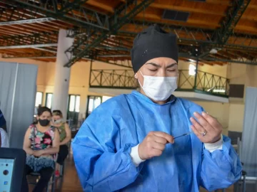 Dónde y en qué horarios vacunarán contra el Covid este fin de semana en San Juan