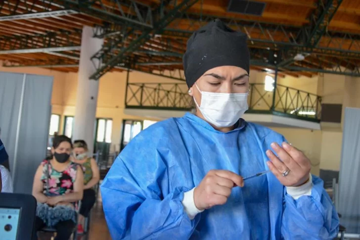 Dónde y en qué horarios vacunarán contra el Covid este fin de semana en San Juan