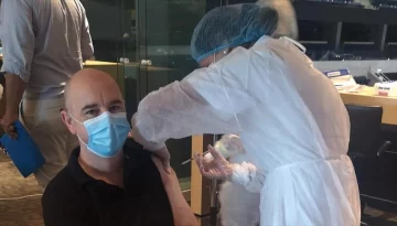 Uruguay comenzó a aplicar la tercera dosis de la vacuna contra el coronavirus