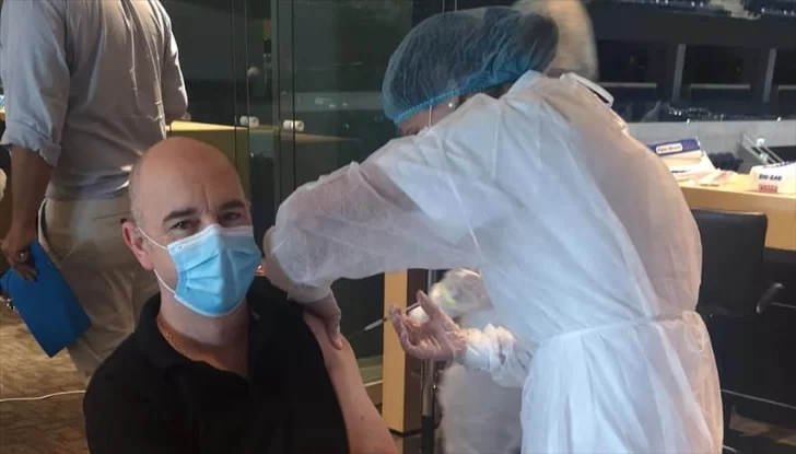 Uruguay comenzó a aplicar la tercera dosis de la vacuna contra el coronavirus