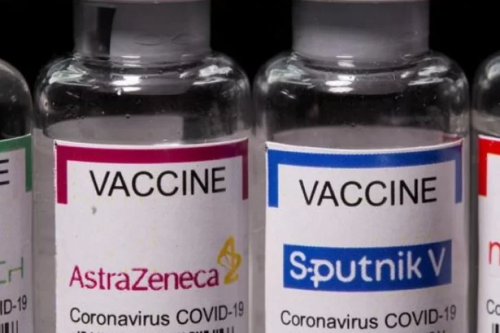 Rusia informó que “es seguro” combinar la vacuna Sputnik V con la de Astrazeneca