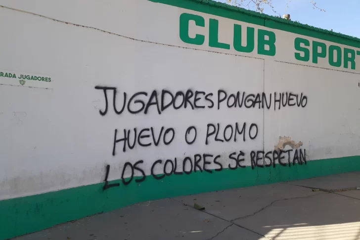 “Huevo o plomo”: el mensaje de la barra de Sportivo Desamparados a los jugadores