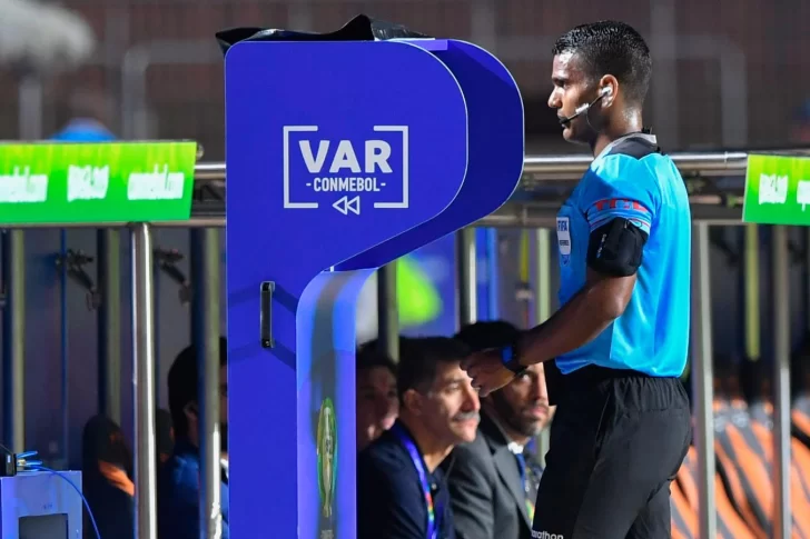 Scime: “El problema en Sudamérica es la formación de los árbitros VAR”