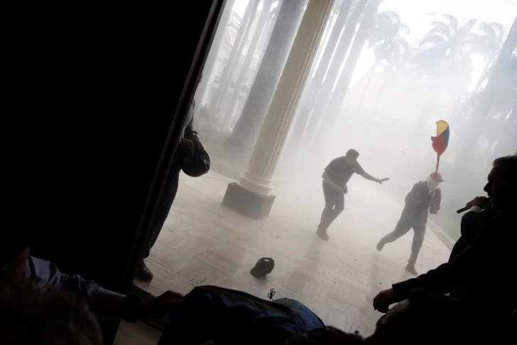 Violentos oficialistas irrumpieron en el Parlamento e hirieron a diputados