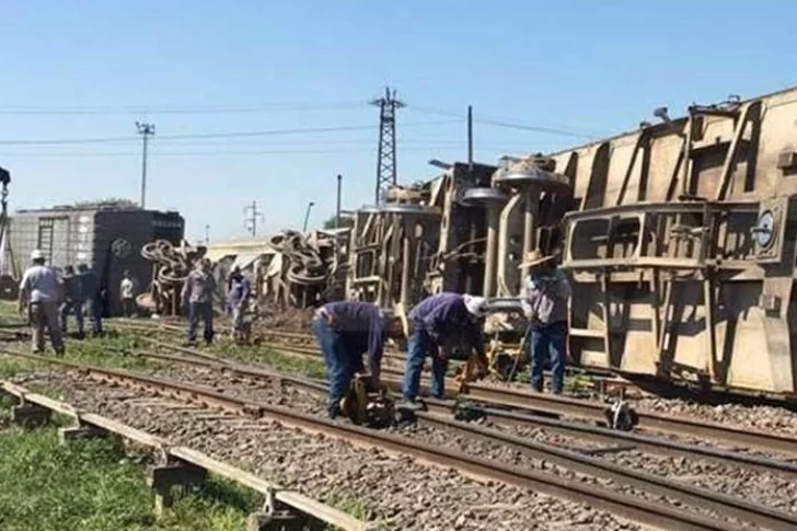 Se dilataron las vías del tren por el calor y volcó una formación