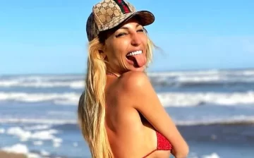 Vicky Xipolitakis se mostró juguetona un inflable Vicky Xipolitakis se mostró juguetona un inflable