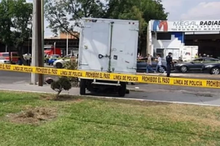 Atropelló con su camión a tres delincuentes y mató a uno; todo quedó filmado