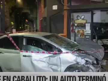 [VIDEO] Brutal choque terminó con el auto incrustado en un negocio