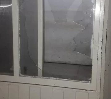 Estaba aprehendido por una contravención, le agarró un ataque de ira y rompió todo