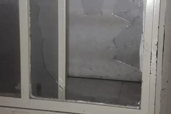 Estaba aprehendido por una contravención, le agarró un ataque de ira y rompió todo