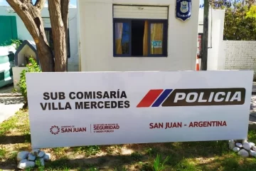 Viajaban tres en una moto, no vieron un árbol tirado y se accidentaron; murió un joven