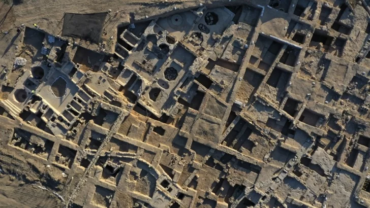 Descubren un gigantesco sitio de producción de vino de 1.500 años Descubren un gigantesco sitio de producción de vino de 1.500 años