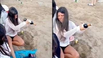 [VIDEO] Una joven logra abrir una botella de vino de una manera insólita pero eficiente
