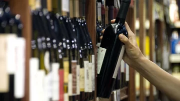 El 43% del precio del vino son impuestos y apenas el 10% representa el costo del viñatero El 43% del precio del vino son impuestos y apenas el 10% representa el costo del viñatero