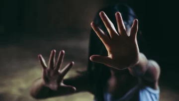 Denunció que su marido la abusó, luego lo negó, pero le endilgó golpes y hurto