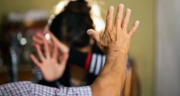 Pateó a su mujer en el piso por unas empanadas Pateó a su mujer en el piso por unas empanadas