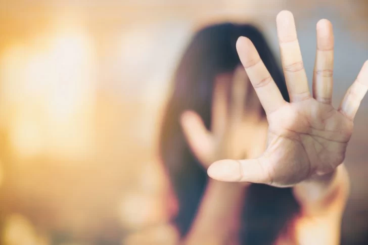 Detienen a un joven por rociar con alcohol y prender fuego a su novia