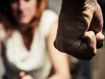 Sus hijos se interpusieron para que dejara de golpear a su esposa