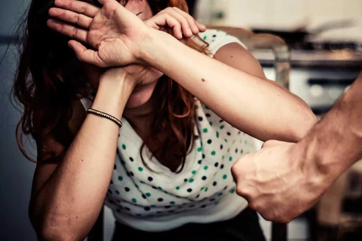 Desquiciado de celos, agredió a su pareja física y verbalmente: “Te voy a prender fuego”