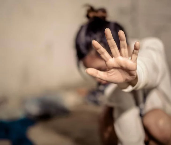 Le dio una trompada en la frente a su pareja tras forcejear por un celular Le dio una trompada en la frente a su pareja tras forcejear por un celular