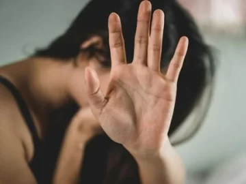 Con un cucharón intentó que su papá dejara de golpear a su mamá Con un cucharón intentó que su papá dejara de golpear a su mamá