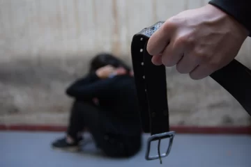 Un padre fue denunciado por atacar a cintazos a su hija adolescente Un padre fue denunciado por atacar a cintazos a su hija adolescente