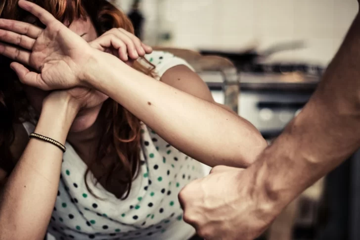 Lo condenaron a 3 años y medio de prisión por golpear a su ex con un arma