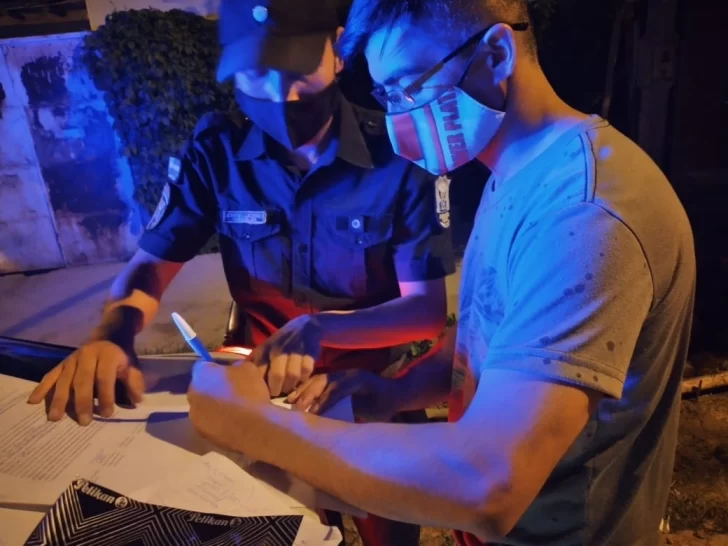 Enojado, reventó una botella de licor Tres Plumas contra la mesada e hirió a su esposa Enojado, reventó una botella de licor Tres Plumas contra la mesada e hirió a su esposa