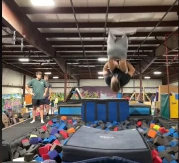 Saltaba en la cama elástica, se le bajó el pantalón y un detalle de su calzoncillo hizo estallar a todos Saltaba en la cama elástica, se le bajó el pantalón y un detalle de su calzoncillo hizo estallar a todos