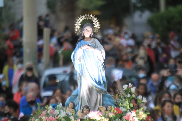 Unas 3 mil personas le hicieron frente al viento y participaron de la procesión en honor a la Virgen Unas 3 mil personas le hicieron frente al viento y participaron de la procesión en honor a la Virgen