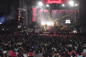 A puro ritmo, Carlos Vives sacudió a más de 45 mil espectadores