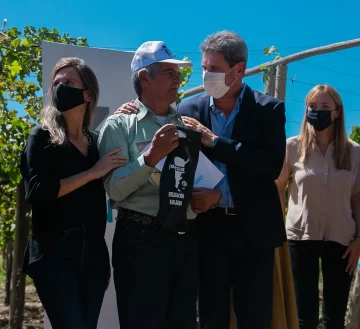 Raverta entregó jubilaciones a trabajadores de viña: “El reconocimiento es más que merecido” Raverta entregó jubilaciones a trabajadores de viña: “El reconocimiento es más que merecido”