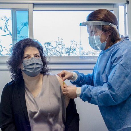 Vizzotti recibió una dosis de Moderna para completar la primera de Sputnik Vizzotti recibió una dosis de Moderna para completar la primera de Sputnik